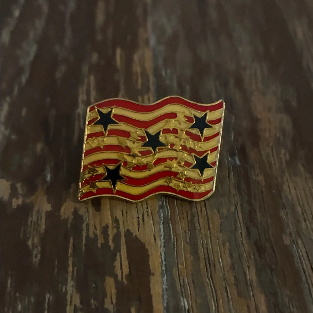 Patriotic USA Flag and Star Pins - Picture 2 of 6